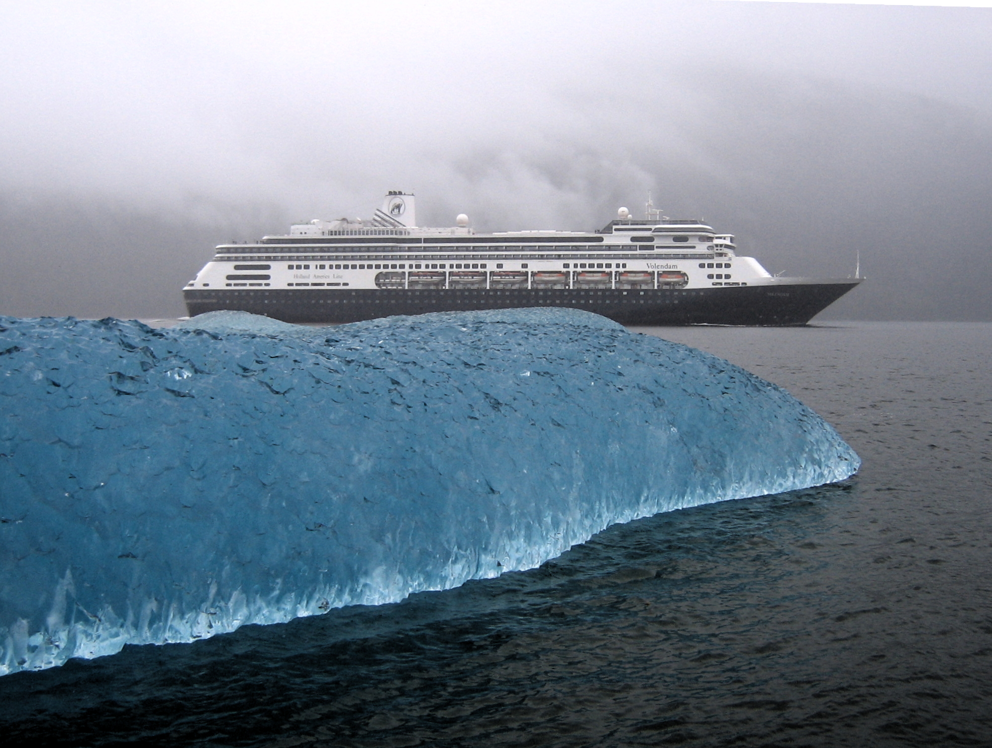 El fascinante "Hielo Azul" en el fiordo Tracy Arm (Alaska)... y detrás, nuestro barco, el MS Volendam CRUCEROS MS VOLENDAM ALASKA CRUCEROS HOLLAND AMERICA CRUCEROS PACIFICO CRUCEROS DESDE VANCOUVER CRUCEROS HOLLAND AMERICA ALASKA CRUCEROS HAL CRUCEROS VERANO CRUCEROS DE LUJO ALASKA TRACY ARM